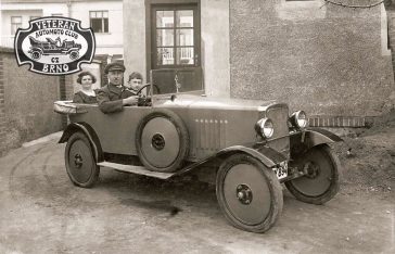 Rodinná fotografie z alba pana Jaroše – Návrat z výletu. Vedle řidiče, spolutvůrce DISKU Karla Jaroše, hrdě vzhlíží otec Karel Jaroš